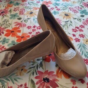 Women's beige pump size 6. 2"heel. Lifestyle Soft System. NWT